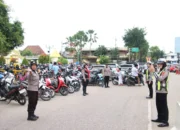 Polwan Polres Sumenep Turun Tangan Amankan Sholat Jumat, Bantu Warga Lansia Menyeberang