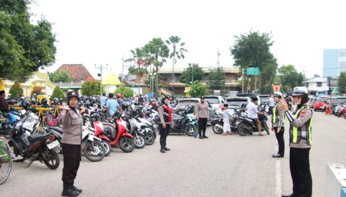 Polwan Polres Sumenep Turun Tangan Amankan Sholat Jumat, Bantu Warga Lansia Menyeberang