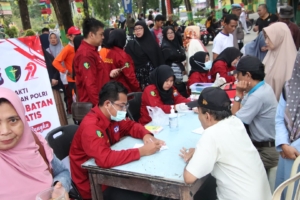 Peringati Hari Bhayangkara ke-79, Polres Sumenep Gelar Senam Massal dan Layanan Gratis di CFD Taman Bunga