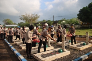 Ziarah dan Tabur Bunga, Kapolres Sumenep Pimpin Upacara Peringatan Hari Bhayangkara ke-79 di TMP Jokotole