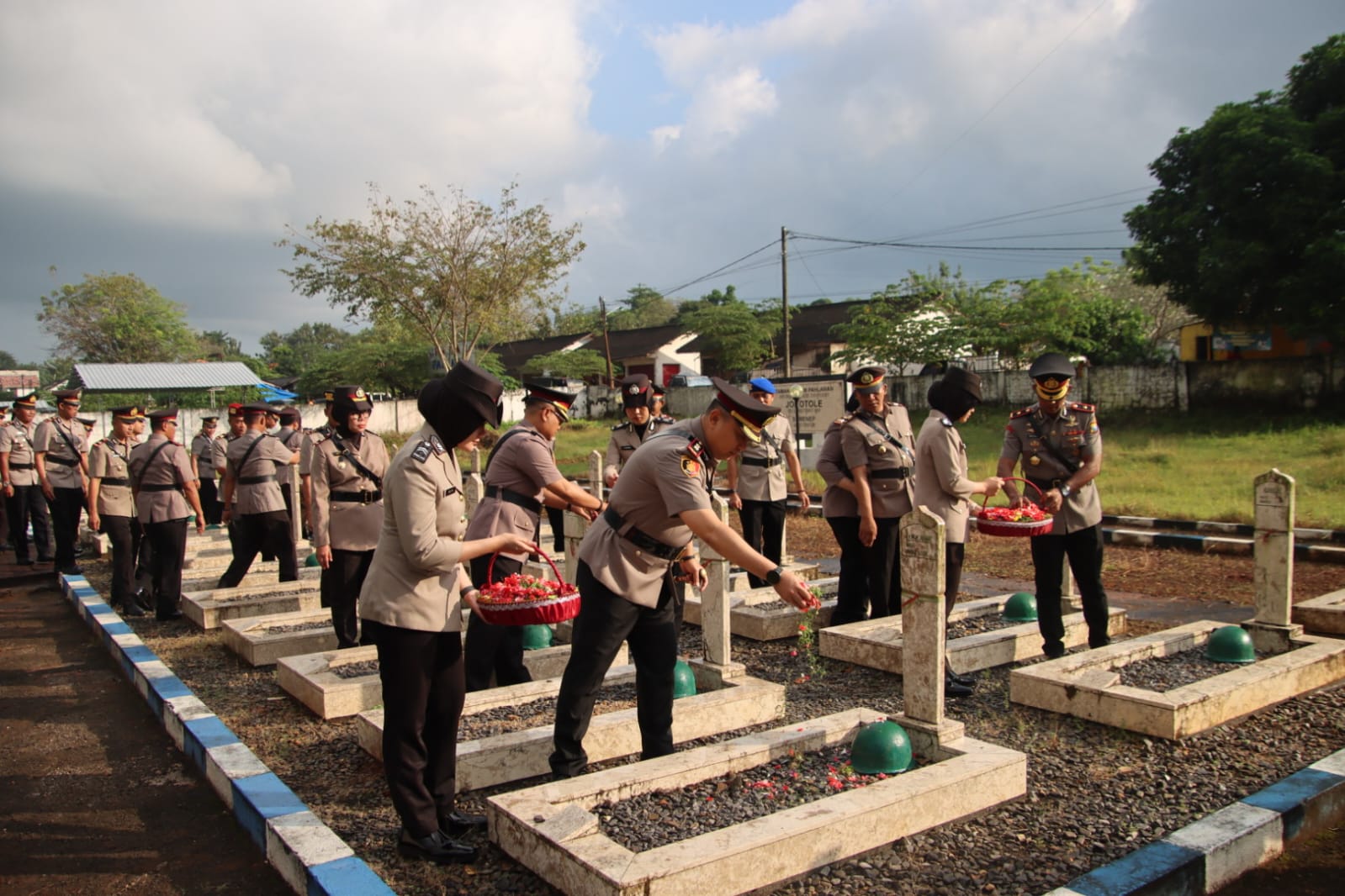 Ziarah dan Tabur Bunga, Kapolres Sumenep Pimpin Upacara Peringatan Hari Bhayangkara ke-79 di TMP Jokotole