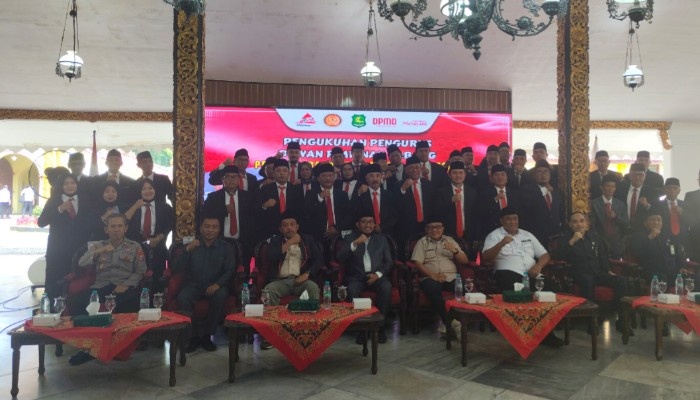 Sesi foto bersama Pengurus DPC PKDI Kabupaten Sumenep Masa Bhakti 2025-2030 (Foto:Klik Times). 