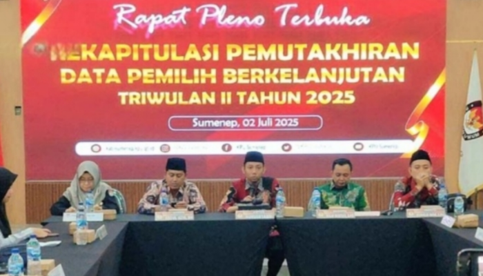 Komisioner KPU Sumenep Malik Mustafa saat menyampaikan hasil pemutakhiran data pemilih triwulan kedua 2025. (Foto:Ky). 