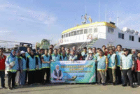Gubernur Jawa Timur Khofifah Indar Parawansa secara simbolis melepas Tim Pelayanan Kesehatan Bergerak menuju Pulau Sapudi, Sumenep (Foto:Klik Times). 