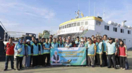 Gubernur Jawa Timur Khofifah Indar Parawansa secara simbolis melepas Tim Pelayanan Kesehatan Bergerak menuju Pulau Sapudi, Sumenep (Foto:Klik Times). 