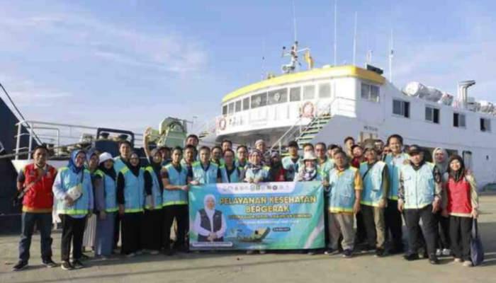 Gubernur Jawa Timur Khofifah Indar Parawansa secara simbolis melepas Tim Pelayanan Kesehatan Bergerak menuju Pulau Sapudi, Sumenep (Foto:Klik Times). 