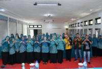 Ketua TP-PKK Sumenep, Ny. Hj. Nia Kurnia Fauzi, bersama peserta dan narasumber pelatihan batik Shibori berfoto bersama usai kegiatan di Sekretariat TP-PKK (Foto:Klik Times). 