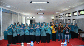 Ketua TP-PKK Sumenep, Ny. Hj. Nia Kurnia Fauzi, bersama peserta dan narasumber pelatihan batik Shibori berfoto bersama usai kegiatan di Sekretariat TP-PKK (Foto:Klik Times). 
