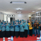 Ketua TP-PKK Sumenep, Ny. Hj. Nia Kurnia Fauzi, bersama peserta dan narasumber pelatihan batik Shibori berfoto bersama usai kegiatan di Sekretariat TP-PKK (Foto:Klik Times). 