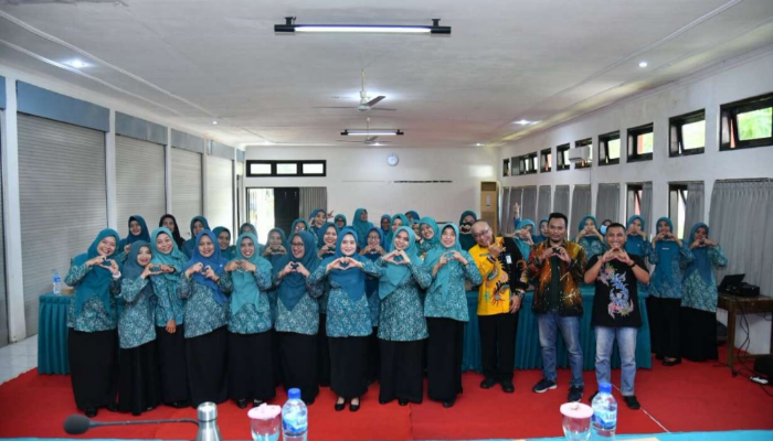 Ketua TP-PKK Sumenep, Ny. Hj. Nia Kurnia Fauzi, bersama peserta dan narasumber pelatihan batik Shibori berfoto bersama usai kegiatan di Sekretariat TP-PKK (Foto:Klik Times). 