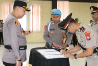 Kapolres Sumenep AKBP Rivanda, S.I.K. menyerahkan jabatan Kapolsek Lenteng dari Iptu Waluyo kepada Iptu Dovie Eudy Zendy, S.Tr.K., S.I.K., M.H. dalam upacara sertijab di Aula Sanika Satyawada (Foto:Humas). 