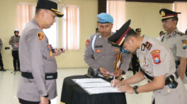 Kapolres Sumenep AKBP Rivanda, S.I.K. menyerahkan jabatan Kapolsek Lenteng dari Iptu Waluyo kepada Iptu Dovie Eudy Zendy, S.Tr.K., S.I.K., M.H. dalam upacara sertijab di Aula Sanika Satyawada (Foto:Humas). 