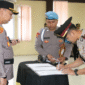 Kapolres Sumenep AKBP Rivanda, S.I.K. menyerahkan jabatan Kapolsek Lenteng dari Iptu Waluyo kepada Iptu Dovie Eudy Zendy, S.Tr.K., S.I.K., M.H. dalam upacara sertijab di Aula Sanika Satyawada (Foto:Humas). 