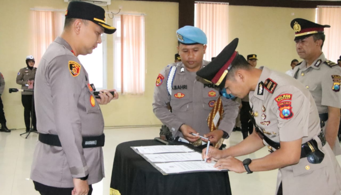 Kapolres Sumenep AKBP Rivanda, S.I.K. menyerahkan jabatan Kapolsek Lenteng dari Iptu Waluyo kepada Iptu Dovie Eudy Zendy, S.Tr.K., S.I.K., M.H. dalam upacara sertijab di Aula Sanika Satyawada (Foto:Humas). 