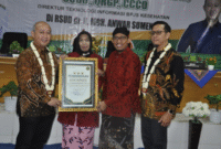 Direktur RSUD dr. H. Moh. Anwar Sumenep, dr. Erliyati, M.Kes. di dampingi Bupati Sumenep, Achmad Fauzi Wongsojudo menerima penghargaan Bintang Tiga dari Direktur TI BPJS Kesehatan RI, Dr. Ir. Edwin Aristiawan, sebagai apresiasi atas komitmen digitalisasi layanan kesehatan. (Foto:Klik Times). 

