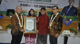 Direktur RSUD dr. H. Moh. Anwar Sumenep, dr. Erliyati, M.Kes. di dampingi Bupati Sumenep, Achmad Fauzi Wongsojudo menerima penghargaan Bintang Tiga dari Direktur TI BPJS Kesehatan RI, Dr. Ir. Edwin Aristiawan, sebagai apresiasi atas komitmen digitalisasi layanan kesehatan. (Foto:Klik Times). 
