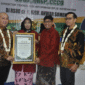 Direktur RSUD dr. H. Moh. Anwar Sumenep, dr. Erliyati, M.Kes. di dampingi Bupati Sumenep, Achmad Fauzi Wongsojudo menerima penghargaan Bintang Tiga dari Direktur TI BPJS Kesehatan RI, Dr. Ir. Edwin Aristiawan, sebagai apresiasi atas komitmen digitalisasi layanan kesehatan. (Foto:Klik Times). 
