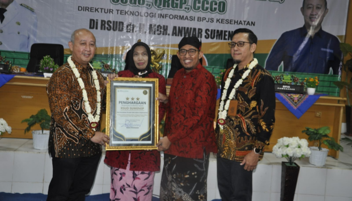 Direktur RSUD dr. H. Moh. Anwar Sumenep, dr. Erliyati, M.Kes. di dampingi Bupati Sumenep, Achmad Fauzi Wongsojudo menerima penghargaan Bintang Tiga dari Direktur TI BPJS Kesehatan RI, Dr. Ir. Edwin Aristiawan, sebagai apresiasi atas komitmen digitalisasi layanan kesehatan. (Foto:Klik Times). 
