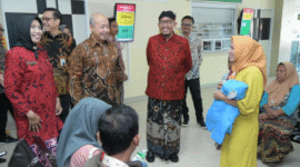 Direktur RSUD dr. H. Moh. Anwar, dr. Erliyati, M.Kes., bersama Bupati Sumenep, Achmad Fauzi Wongsojudo mendampingi Direktur TI BPJS Kesehatan, Dr. Edwin Aristiawan, saat meninjau fasilitas digital rumah sakit. (Foto:Klik Times). 