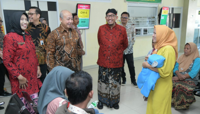Direktur RSUD dr. H. Moh. Anwar, dr. Erliyati, M.Kes., bersama Bupati Sumenep, Achmad Fauzi Wongsojudo mendampingi Direktur TI BPJS Kesehatan, Dr. Edwin Aristiawan, saat meninjau fasilitas digital rumah sakit. (Foto:Klik Times). 