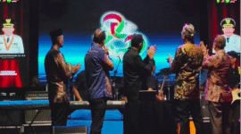 Detik-detik peluncuran resmi logo Harjad ke-757 Kabupaten Sumenep oleh Bupati Achmad Fauzi di panggung utama Taman Bunga, disaksikan ribuan warga. (Foto:Ist). 