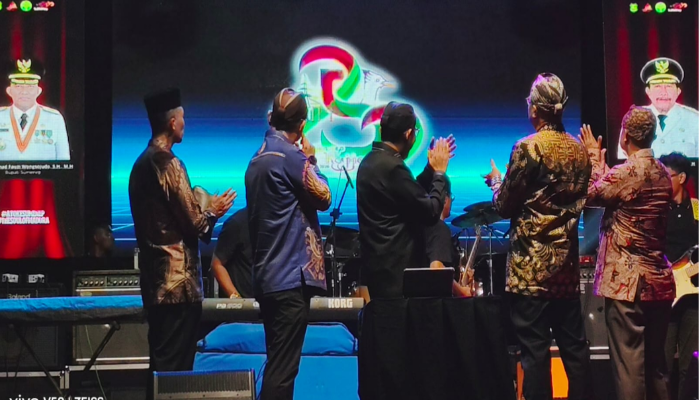 Detik-detik peluncuran resmi logo Harjad ke-757 Kabupaten Sumenep oleh Bupati Achmad Fauzi di panggung utama Taman Bunga, disaksikan ribuan warga. (Foto:Ist). 