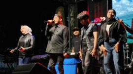Bupati Sumenep Achmad Fauzi menyanyikan lagu ciptaannya berjudul “Tanda Tanya” di panggung utama peluncuran logo Harjad ke-757 (Foto:Ist). 