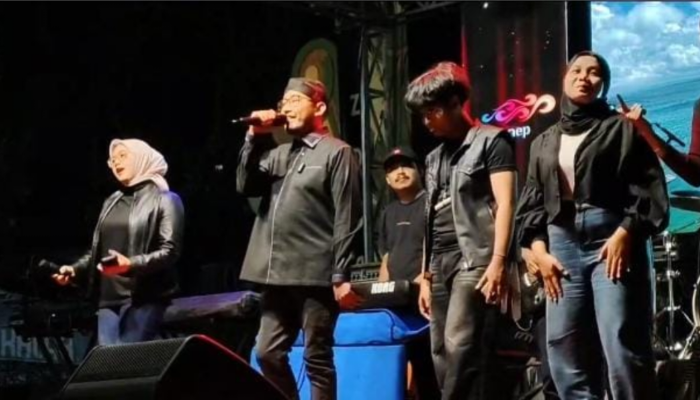 Bupati Sumenep Achmad Fauzi menyanyikan lagu ciptaannya berjudul “Tanda Tanya” di panggung utama peluncuran logo Harjad ke-757 (Foto:Ist). 