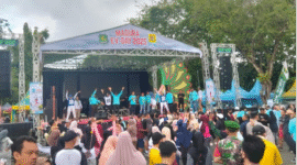 TUMPAH RUAH: Ribuan warga antusias mengikuti senam massal Madura EV Day 2025 di Alun-Alun Sumenep.(Foto:Klik Times). 