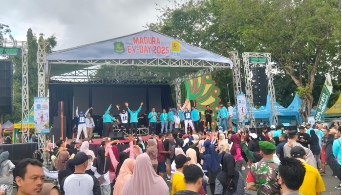 TUMPAH RUAH: Ribuan warga antusias mengikuti senam massal Madura EV Day 2025 di Alun-Alun Sumenep.(Foto:Klik Times). 