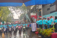 Bupati Sumenep Achmad Fauzi bersama PLN melepas peserta konvoi sepeda listrik sebagai simbol dimulainya Madura EV Day 2025. (Foto:Klik Times). 