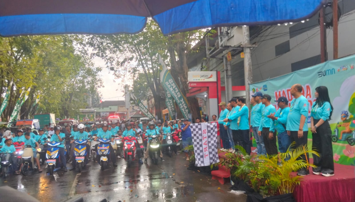 Bupati Sumenep Achmad Fauzi bersama PLN melepas peserta konvoi sepeda listrik sebagai simbol dimulainya Madura EV Day 2025. (Foto:Klik Times). 