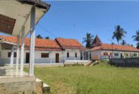 Sebuah bangunan Sekolah yang di klaim PKBM Al-Masthuriyah (Foto:Bertha). 