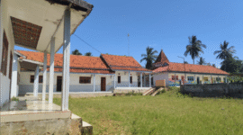 Sebuah bangunan Sekolah yang di klaim PKBM Al-Masthuriyah (Foto:Bertha). 