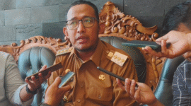 Bupati Sumenep Achmad Fauzi Wongsojudo saat diwawancarai terkait mandeknya perizinan pabrikan rokok di wilayahnya (Foto:Klik Times). 