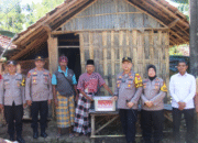 Kapolres Sumenep Kunjungi Lansia Sebatang Kara, Salurkan Bantuan di Desa Gunung Kembar