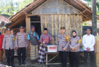 AKSI SOSIAL: Kapolres Sumenep AKBP Rivanda, S.I.K. foto bersama usai menyerahkan bantuan sosial kepada Bapak Husen, lansia sebatang kara di Desa Gunung Kembar. (Foto:Humas). 