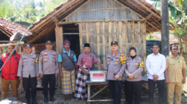 AKSI SOSIAL: Kapolres Sumenep AKBP Rivanda, S.I.K. foto bersama usai menyerahkan bantuan sosial kepada Bapak Husen, lansia sebatang kara di Desa Gunung Kembar. (Foto:Humas). 