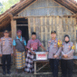AKSI SOSIAL: Kapolres Sumenep AKBP Rivanda, S.I.K. foto bersama usai menyerahkan bantuan sosial kepada Bapak Husen, lansia sebatang kara di Desa Gunung Kembar. (Foto:Humas). 