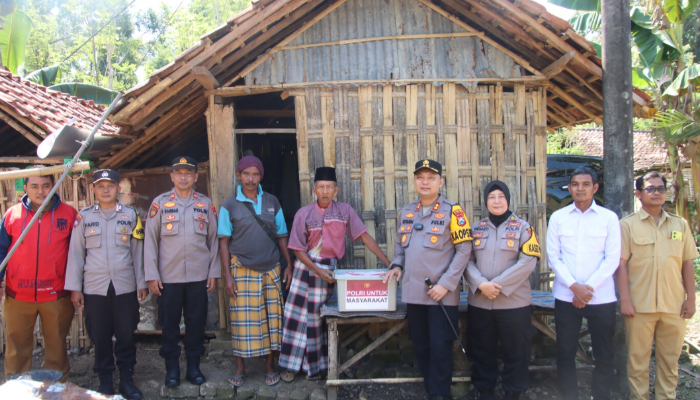 AKSI SOSIAL: Kapolres Sumenep AKBP Rivanda, S.I.K. foto bersama usai menyerahkan bantuan sosial kepada Bapak Husen, lansia sebatang kara di Desa Gunung Kembar. (Foto:Humas). 