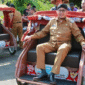 Bupati Sumenep, Achmad Fauzi, mencoba mengendarai becak listrik usai menyerahkan bantuan secara simbolis kepada para abang becak di Pendopo Agung. (Foto:Klik Times). 