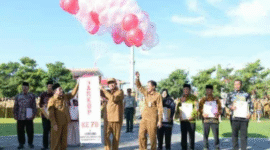 Bupati Sumenep Achmad Fauzi melepas balon ke udara sebagai tanda peluncuran resmi 334 Koperasi Merah Putih, simbol semangat gotong royong membangun ekonomi desa. (Foto:Klik Times). 