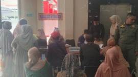 Petugas RSUD Sumenep melayani warga dalam program Konsultasi Mobil JKN (Foto:Klik Times). 
