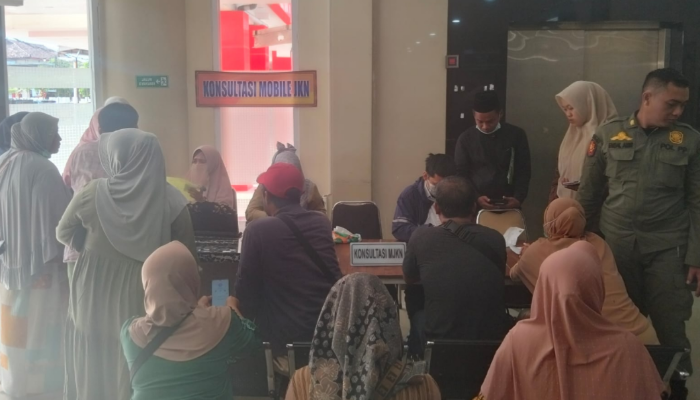 Petugas RSUD Sumenep melayani warga dalam program Konsultasi Mobil JKN (Foto:Klik Times). 