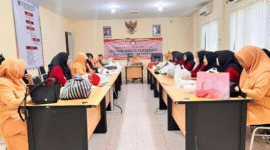 Peserta DWP Bappeda Sumenep antusias mengikuti pelatihan ecoprint di Aula Bappeda (Foto:Klik Times). 