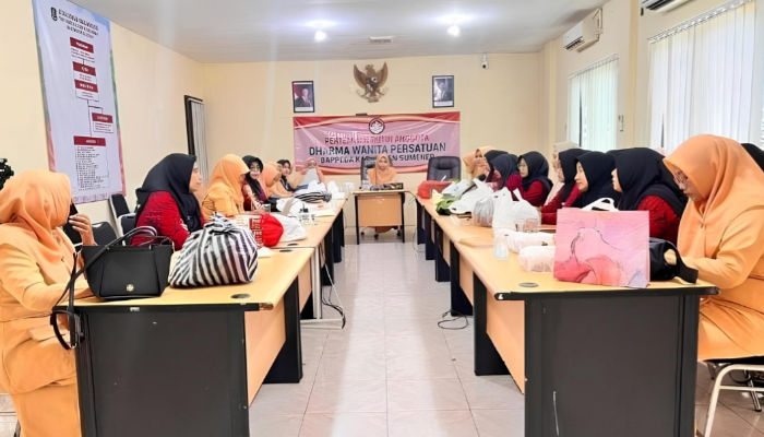 Peserta DWP Bappeda Sumenep antusias mengikuti pelatihan ecoprint di Aula Bappeda (Foto:Klik Times). 
