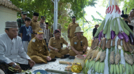 Wakil Bupati Sumenep KH Imam Hasyim saat menghadiri Festival Tete Masa di Desa Juluk, Saronggi (Foto:Klik Times). 