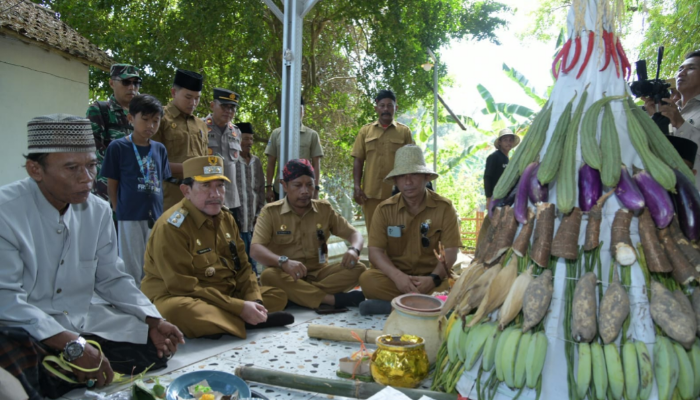 Wakil Bupati Sumenep KH Imam Hasyim saat menghadiri Festival Tete Masa di Desa Juluk, Saronggi (Foto:Klik Times). 