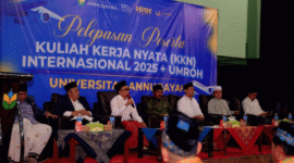 Pelepasan resmi peserta KKN Internasional Plus Umroh Universitas Annuqayah oleh jajaran pimpinan kampus dan perwakilan PT Travel An Namirah (Foto:Warits). 