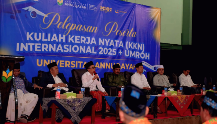 Pelepasan resmi peserta KKN Internasional Plus Umroh Universitas Annuqayah oleh jajaran pimpinan kampus dan perwakilan PT Travel An Namirah (Foto:Warits). 